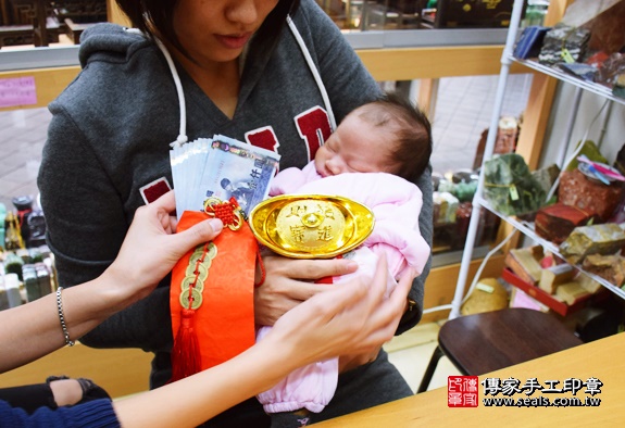 剃胎毛、滿月剃頭、嬰兒剃頭、嬰兒理髮、嬰兒剃髮、嬰兒剃胎毛、嬰兒滿月剃頭、寶寶剃頭、剃胎毛儀式、剃胎毛吉祥話、滿月剃頭儀式、滿月剃頭吉祥話、寶寶剃胎毛、寶寶滿月剃頭理髮、新北永和區剃胎毛、新北永和區滿月剃頭、新北永和區嬰兒剃頭剃胎毛、新北永和區嬰兒理髮、新北永和區嬰兒剃髮、張寶寶(新北永和區嬰兒寶寶滿月剃頭理髮、免費嬰兒剃胎毛儀式吉祥話)。中國風會場，爸媽寶貝免費穿「日中韓」古裝禮服。專業拍照、DVD光碟、證書。★購買「臍帶章、肚臍章、胎毛筆刷印章」贈送：剃頭、收涎、抓周，三選一。2016.01.10 照片13